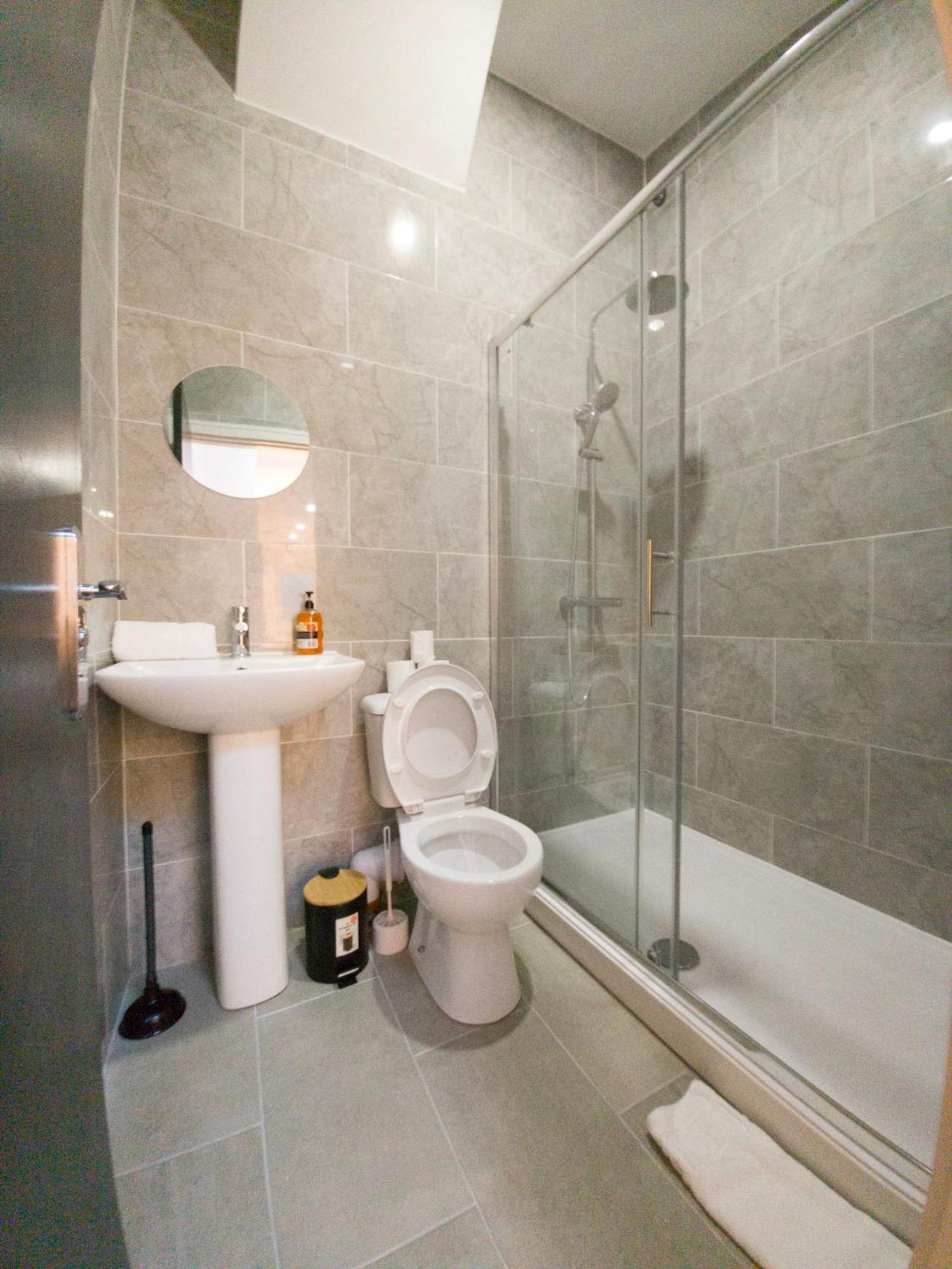 Plenty Of Parking Available; 3 Bedroom Apartment By Property Promise Cardiff Dış mekan fotoğraf