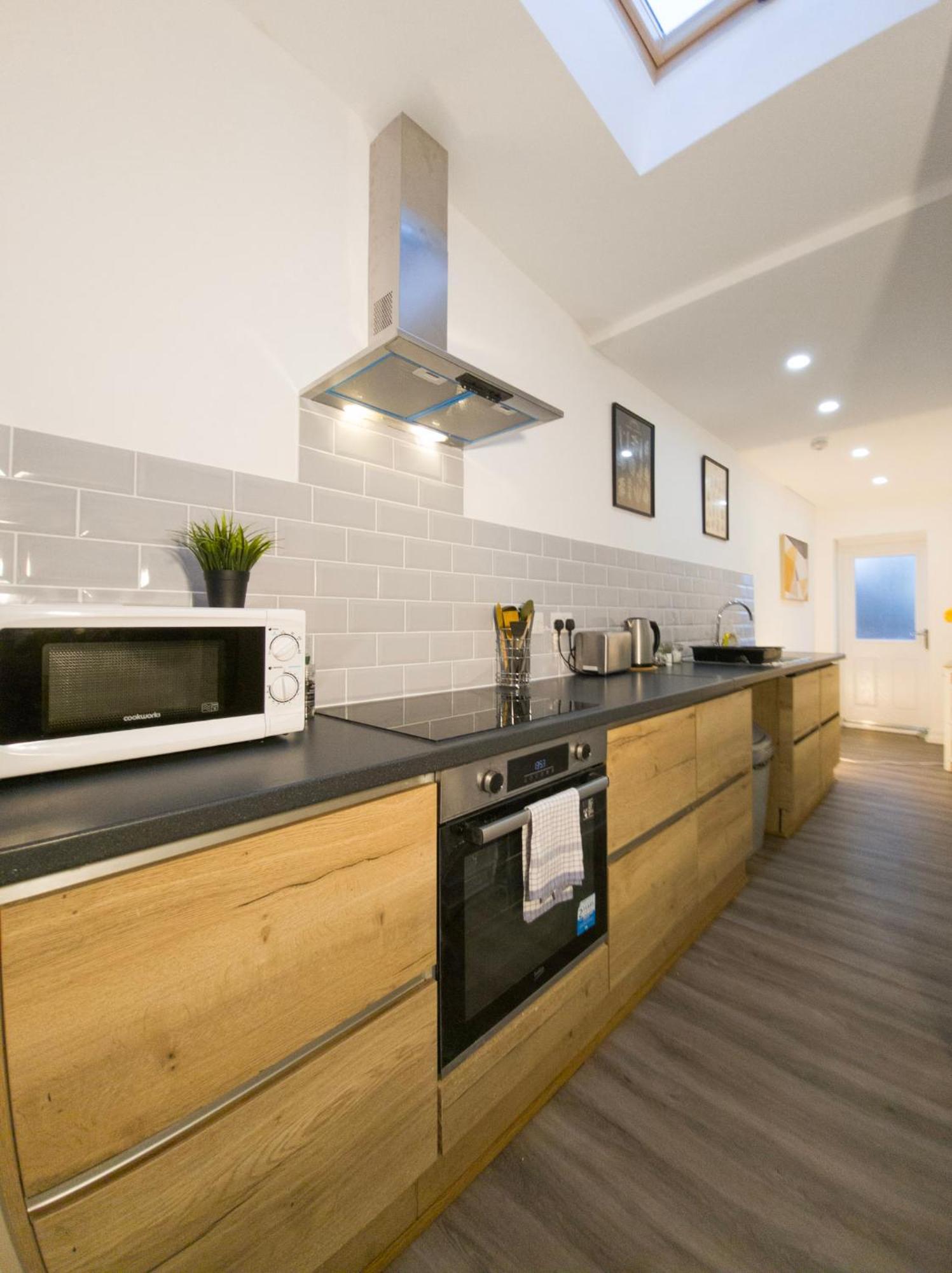 Plenty Of Parking Available; 3 Bedroom Apartment By Property Promise Cardiff Dış mekan fotoğraf