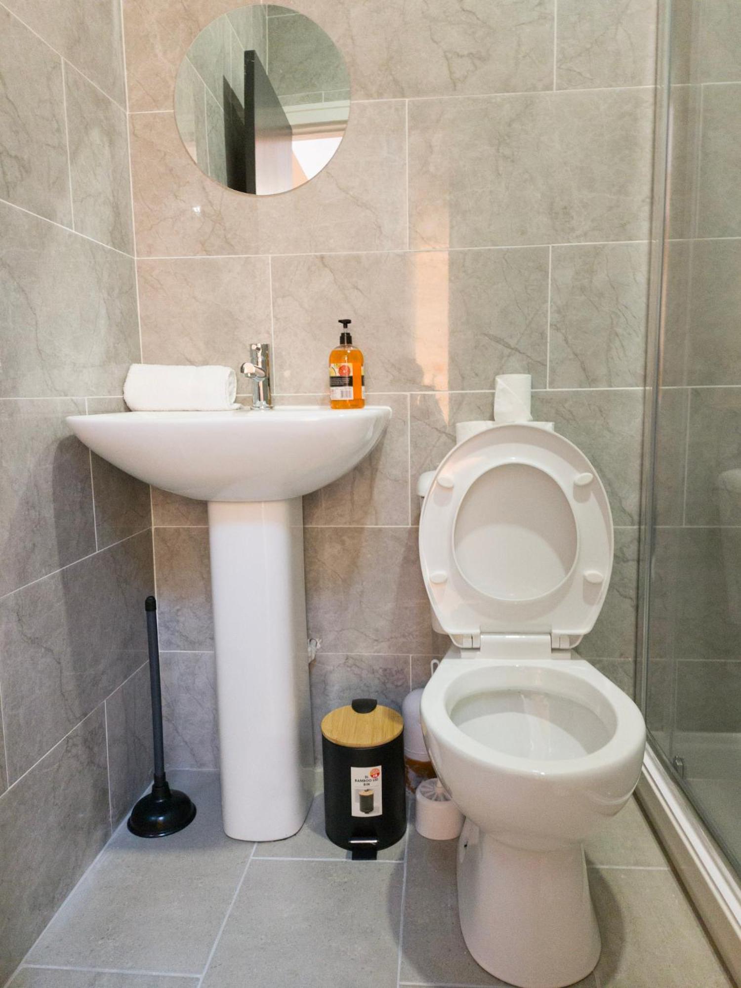 Plenty Of Parking Available; 3 Bedroom Apartment By Property Promise Cardiff Dış mekan fotoğraf