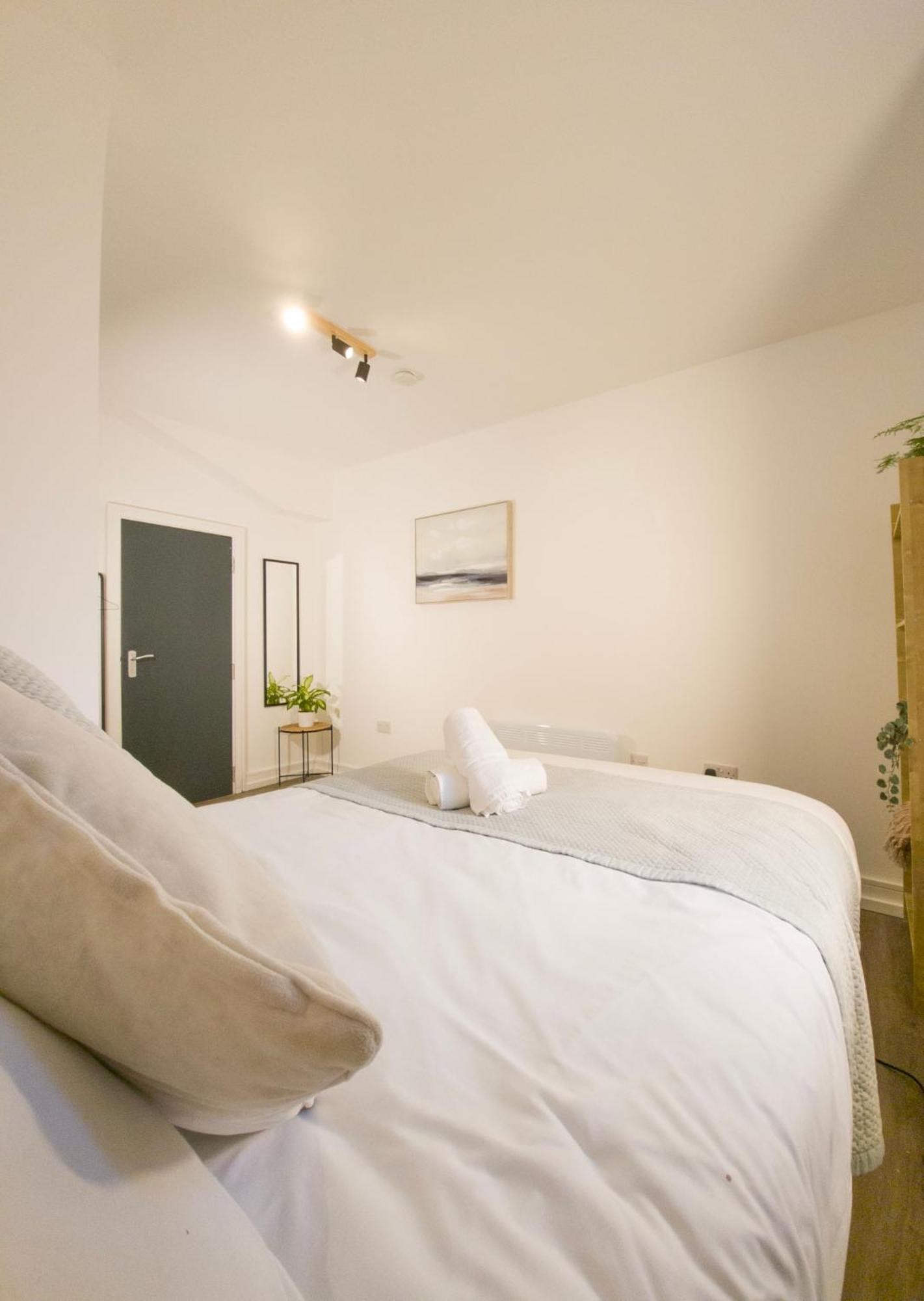 Plenty Of Parking Available; 3 Bedroom Apartment By Property Promise Cardiff Dış mekan fotoğraf